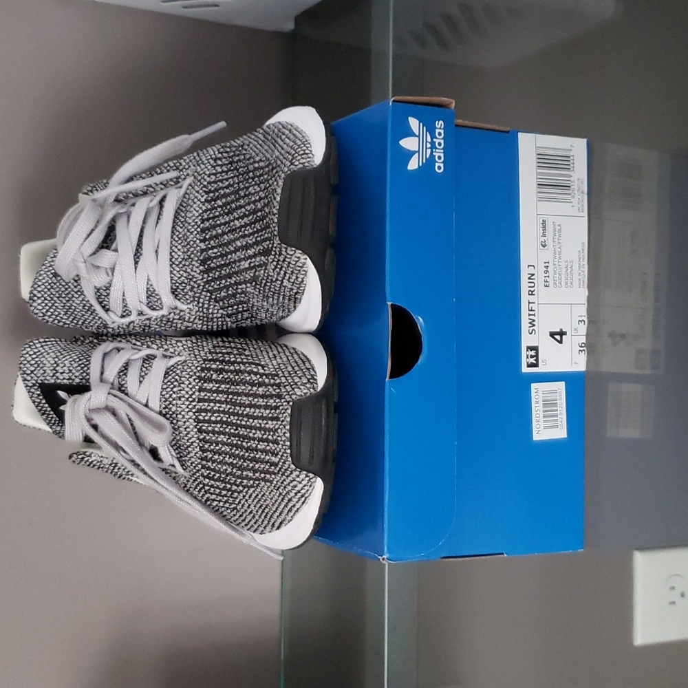 Adidas SWIFT RUN J Size 4